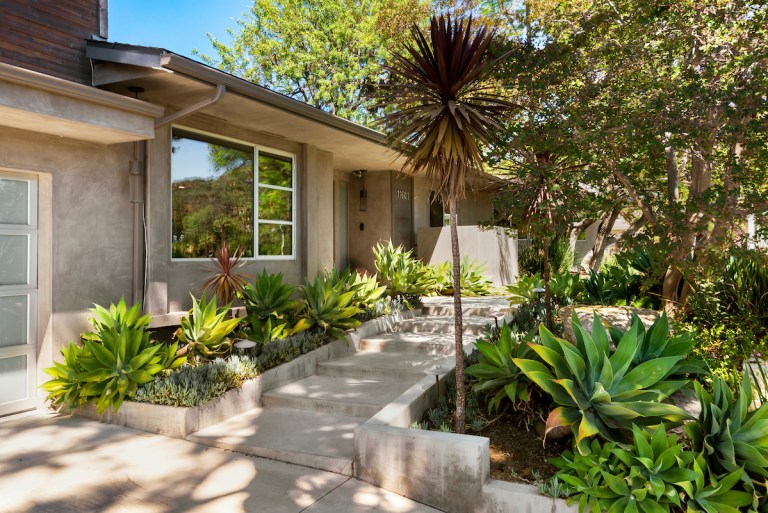 11601 Dona Alicia Pl, Studio City, CA 91604 — sold by DMF Realty